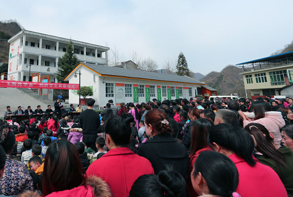 飞鸾奖学金获奖学生表彰仪式在平利县山区小学举行